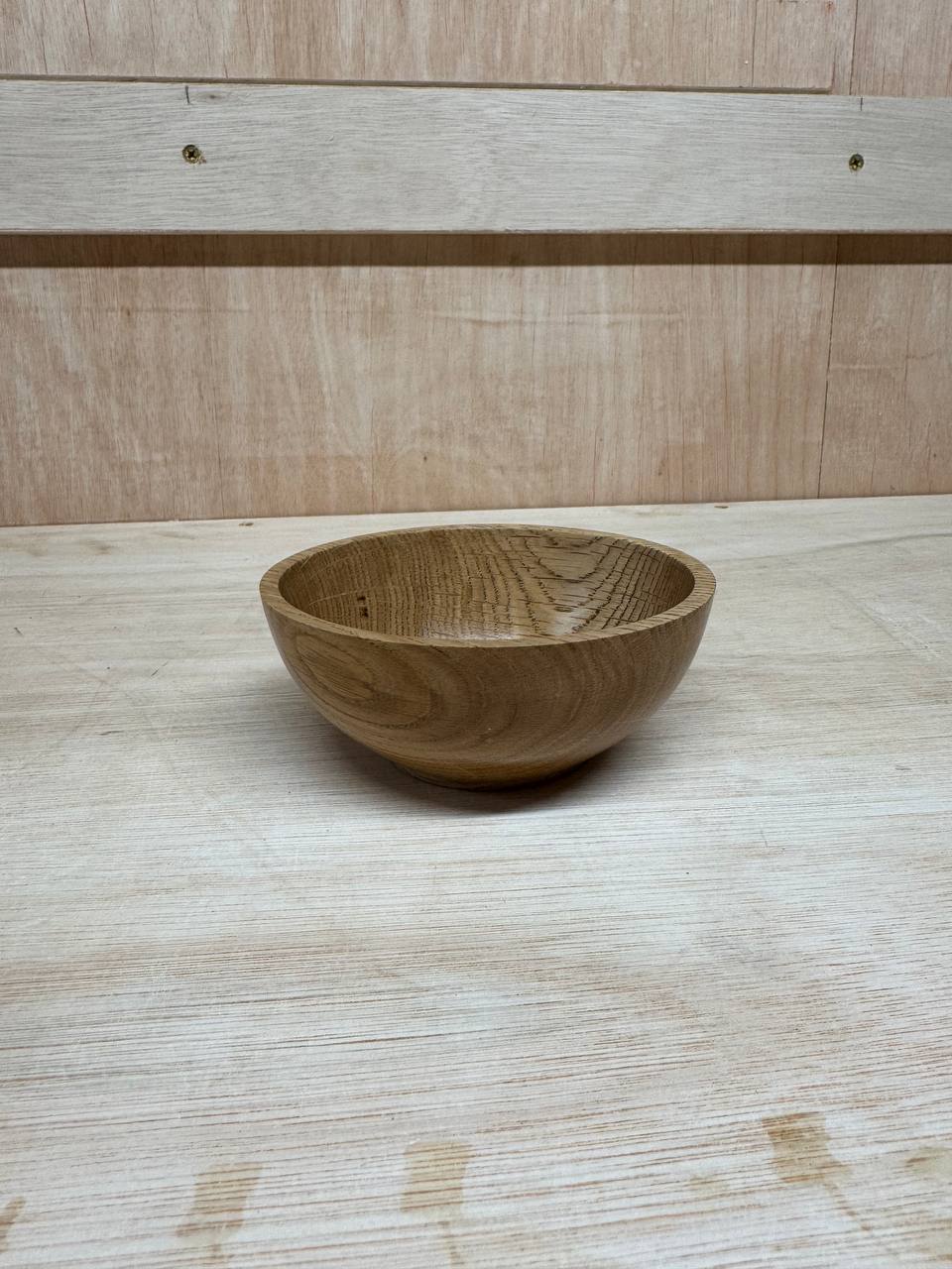 Profile of the oak bowl - a simple, neat form